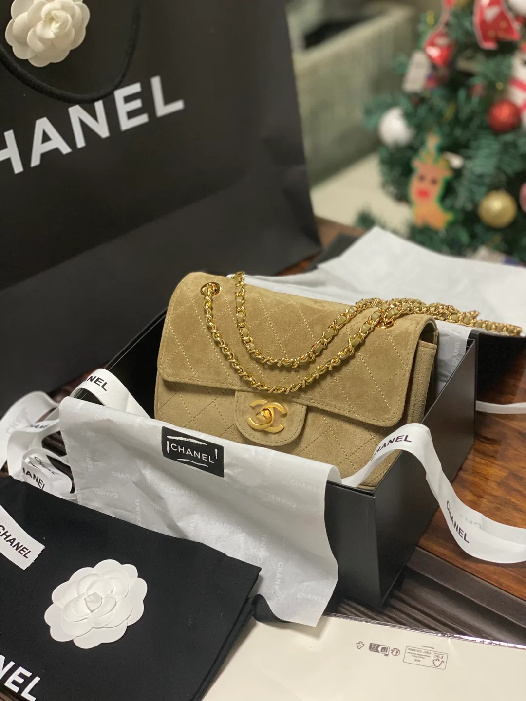 Chanel Classic Flap: beige gesteppte Flap-Bag mit Kette und Doppel-C-Verschluss, mit Box präsentiert.