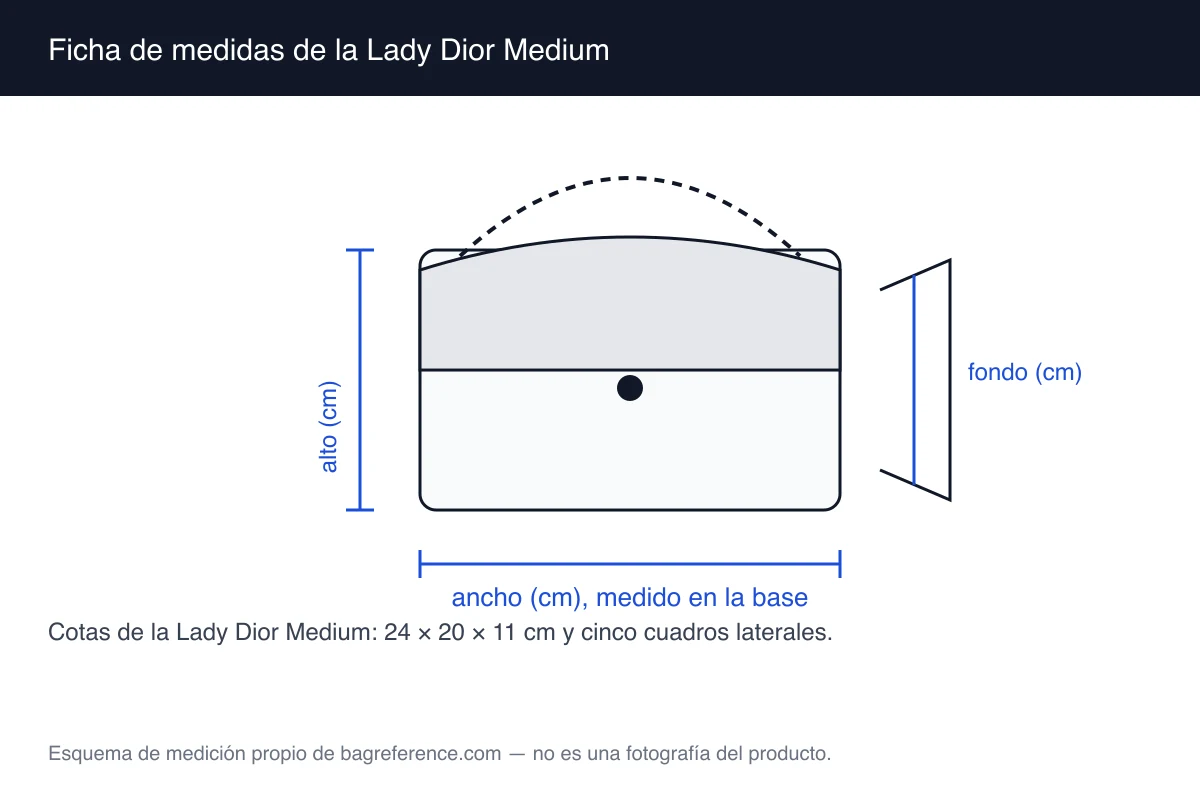 Plano de un bolso rígido con dos asas superiores, anillas con dijes y acolchado romboidal, con las cotas 24 cm de ancho, 20 cm de alto y 11 cm de fondo