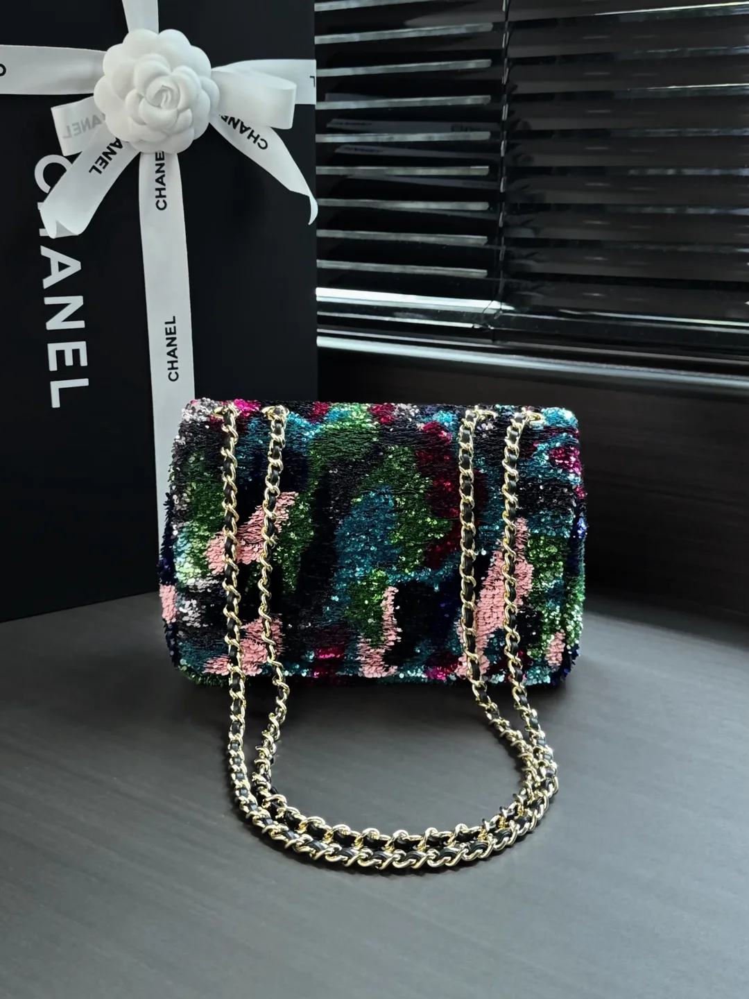 Chanel Classic Flap: sac à rabat en tweed multicolore avec chaîne métallique.