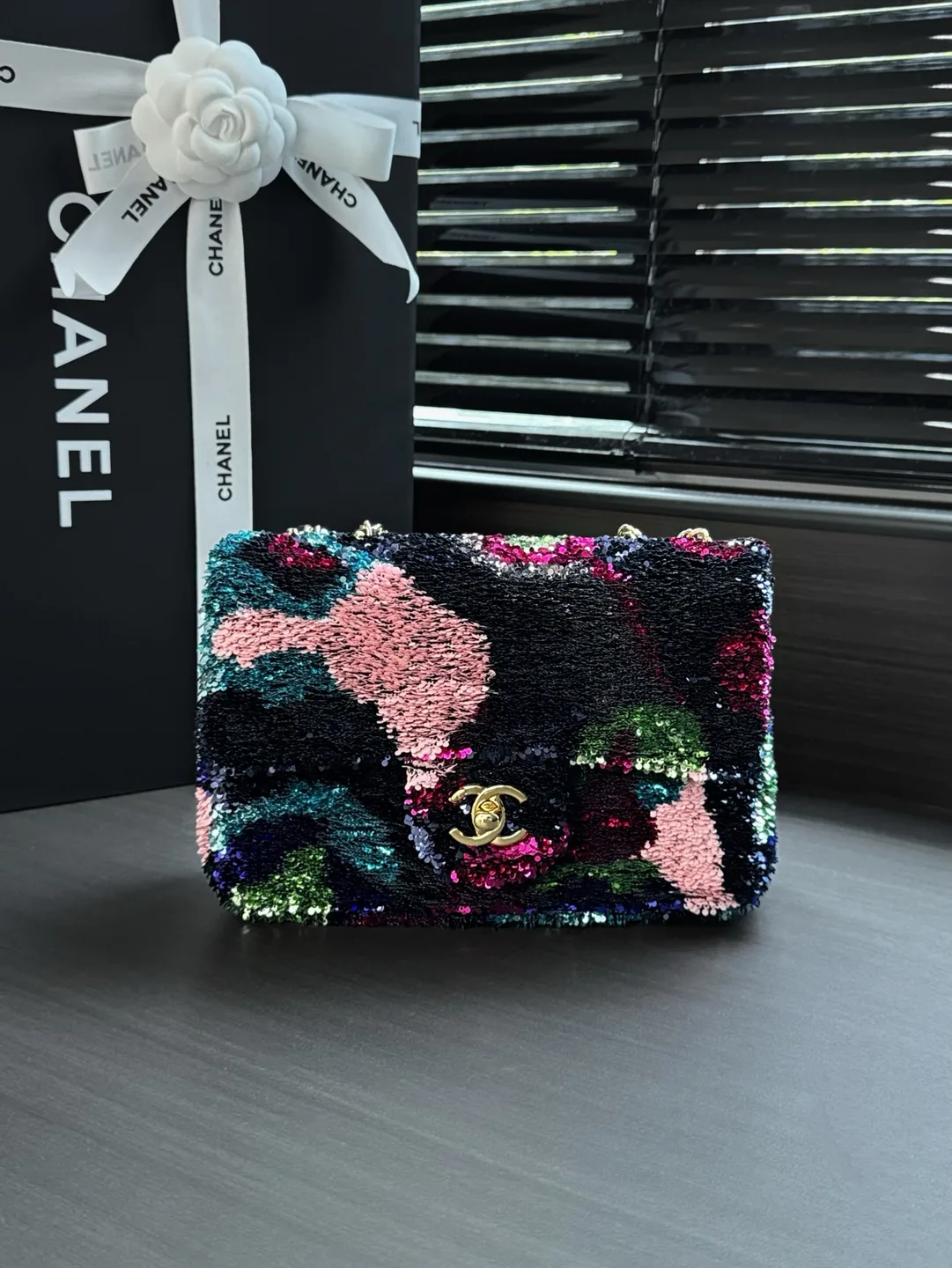 Chanel Classic Flap: borsa flap piccola con paillettes multicolori e chiusura a doppia C.
