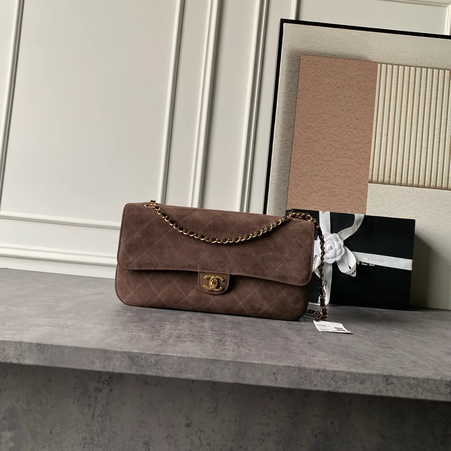 Chanel Classic Flap: bolsa flap em camurça marrom acolchoada, com fecho duplo C.