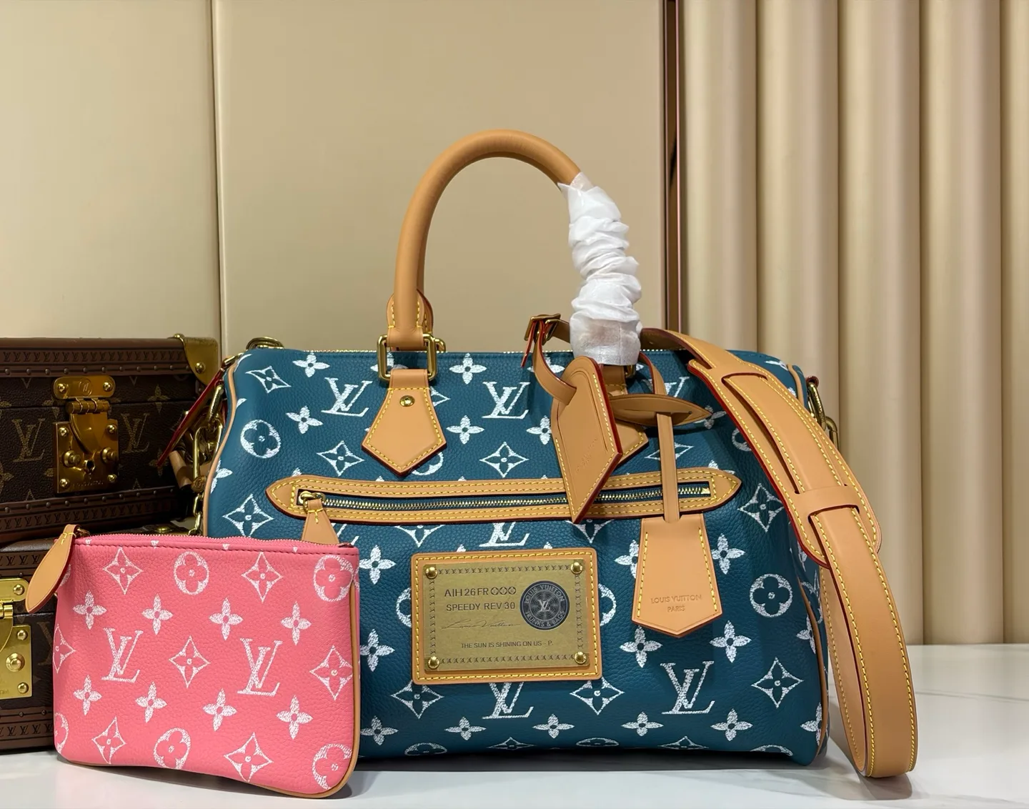 Louis Vuitton Speedy: bolsa Speedy em lona Monogram azul com alças de couro e etiqueta de bagagem.