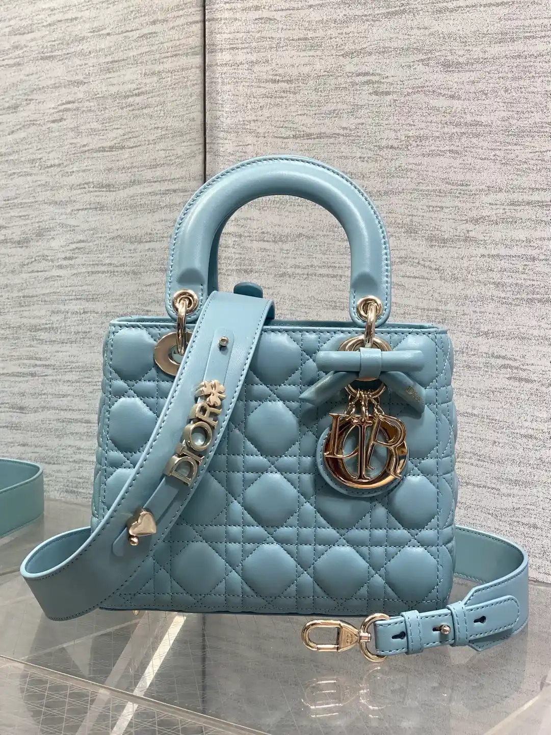 Dior Lady Dior Medium: bolsa em couro azul-claro acolchoado cannage, com alça rígida e pingentes D.I.O.R..