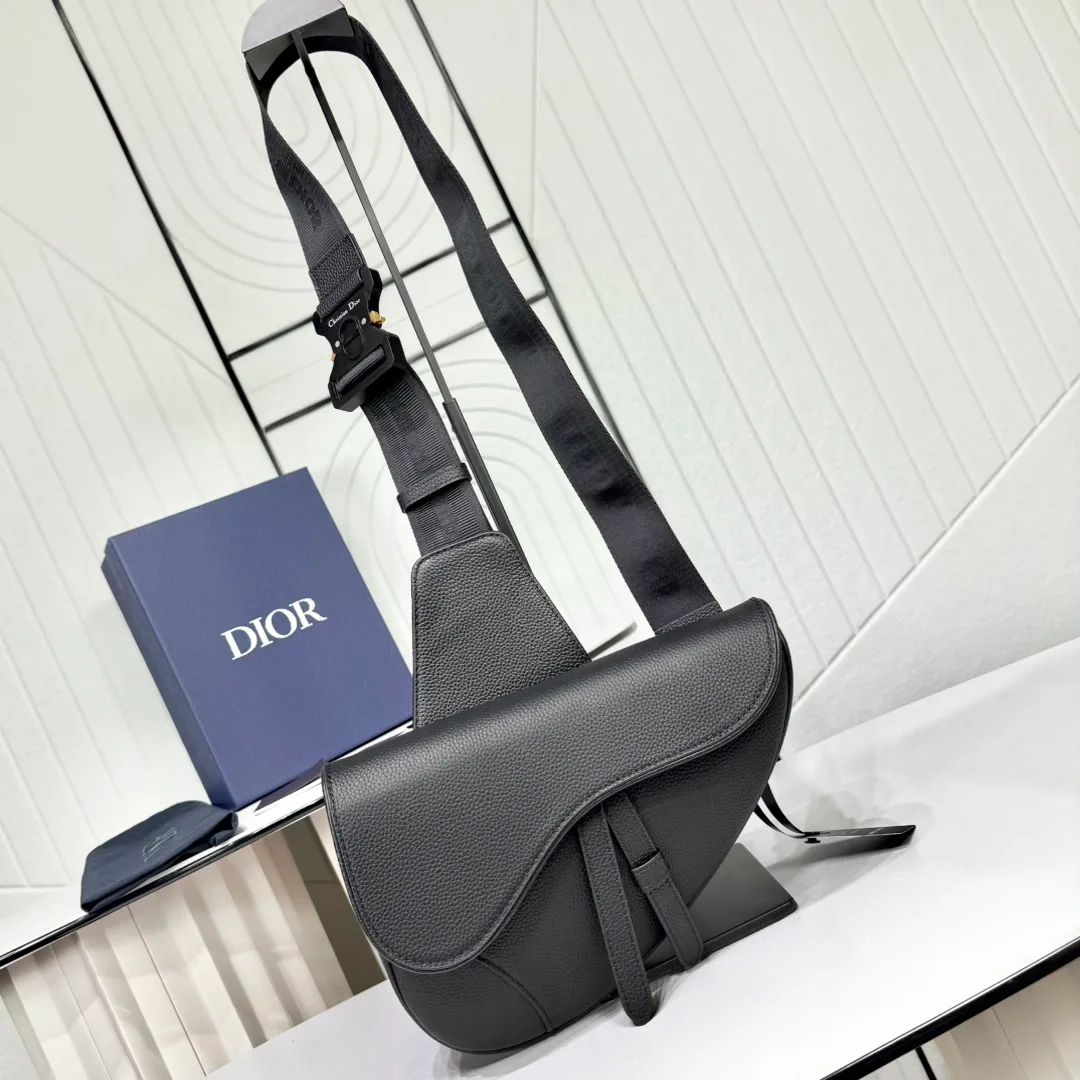 Dior Saddle: geantă din piele granulată neagră, în formă de șa, cu clapă și cataramă D.